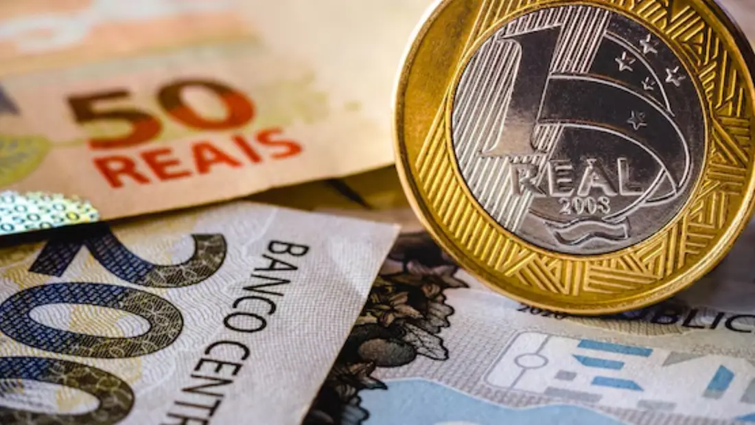 Dinheiro em reais sobre a mesa, representando o custo de mercadoria vendida