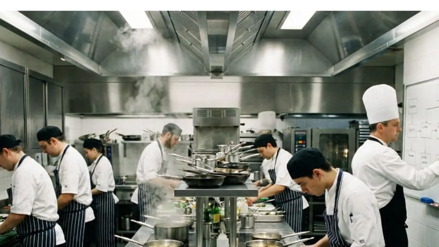 Cozinha profissional empratando pratos durante o serviço