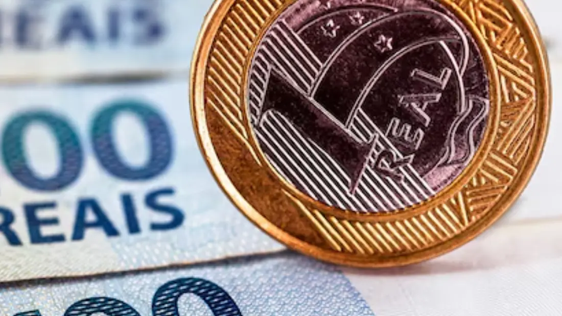 Notas de cem reais representando a comissão paga aos aplicativos de entrega